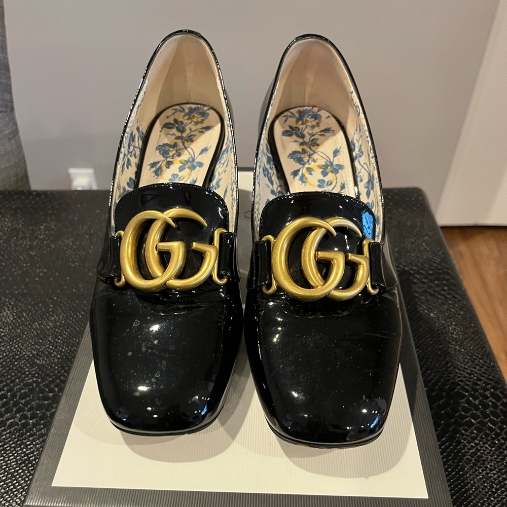 Gucci vernice crystal with gold buckle